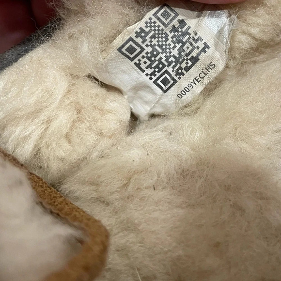 Ugg Dakota Mocassin Slipper - Picture 4 of 12